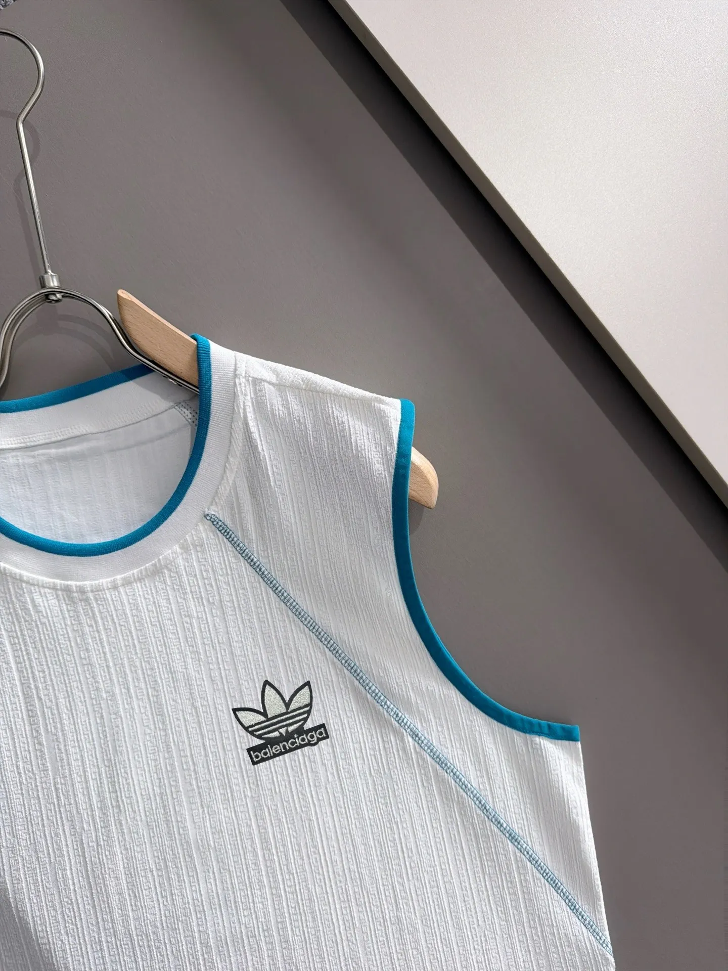 Paris Clover 2026 New Arrival summer casual suit has exquisite and high-end details and a full sense of luxury. Complete with three standards, customized Premium liquid ammonia cotton fabric, the upper body is crisp and stylish, comfortable and not tight. The clean and neat tailoring is full of urban style. You will feel good when you wear it. It is the first choice for Premium fashionistas. The upper body effect is super good! Sizes:M-3XL